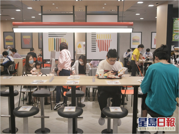 餐飲業員工若不宜接種疫苗,可作申報。資料圖片