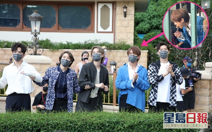 (左起)AL、Jer、Jeremy、姜濤和Stanley拍到傍晚5時許才於城堡前合體。