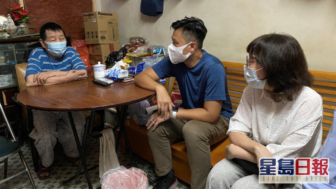 甯漢豪探訪深水埗區舊樓住戶。發展局FB