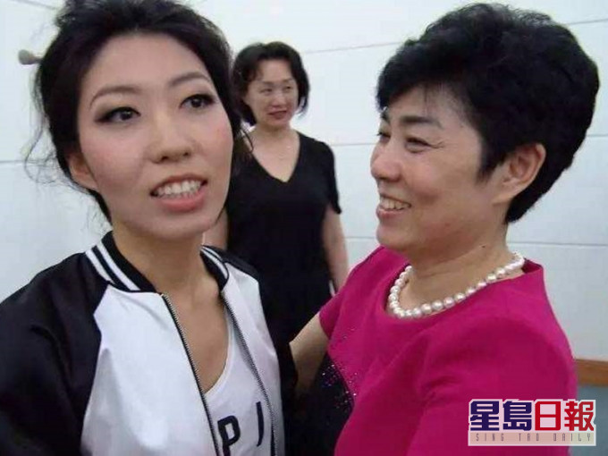 有人指曲婉婷在母親被捕6年間從未回國探望。網圖