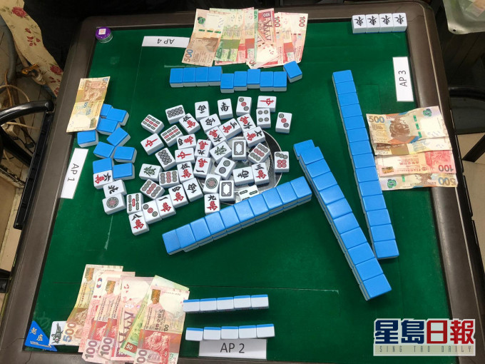 人員檢獲三部電動麻雀機、六副麻雀及約一萬兩千元賭款。警方提供