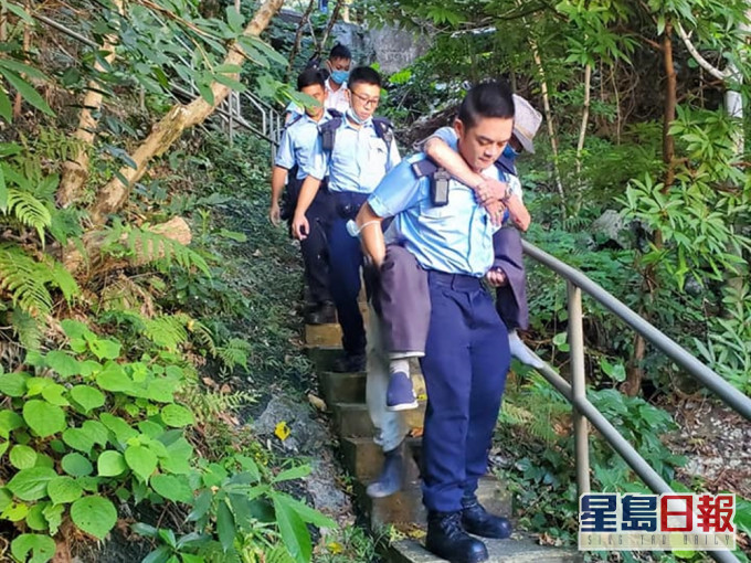 警察背89歲翁落山相片惹熱議 。FB圖片