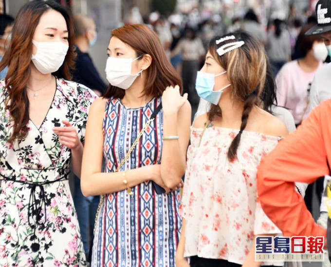 團隊推算,全港約三分一成年人在疫情期間都「舊罩重用」。資料圖片
