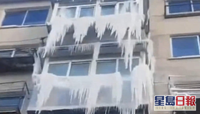 瀋陽住宅漏水連累樓下被冰封。網上圖片