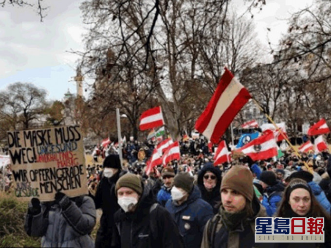 維也納數千人走上街頭,抗議政府防疫限制。網圖