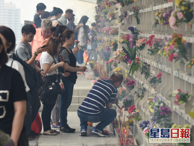政府呼籲市民盡可能押後清明節掃墓的計劃。資料圖片