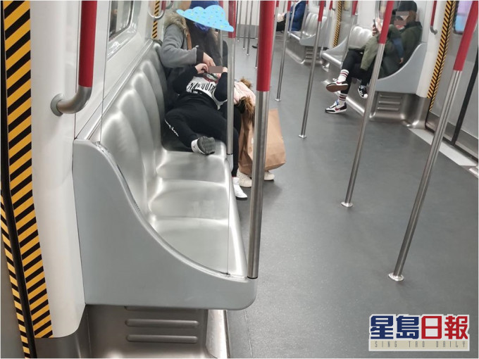 有網民目賭一名男童於港鐵車廂內打橫瞓、腳踩座位,但媽媽毫不理會。「生仔要考牌系列」FB專頁圖片