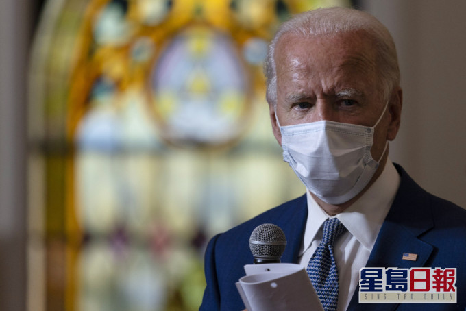 拜登訪問基諾沙市,在一間教堂召開社區會議。