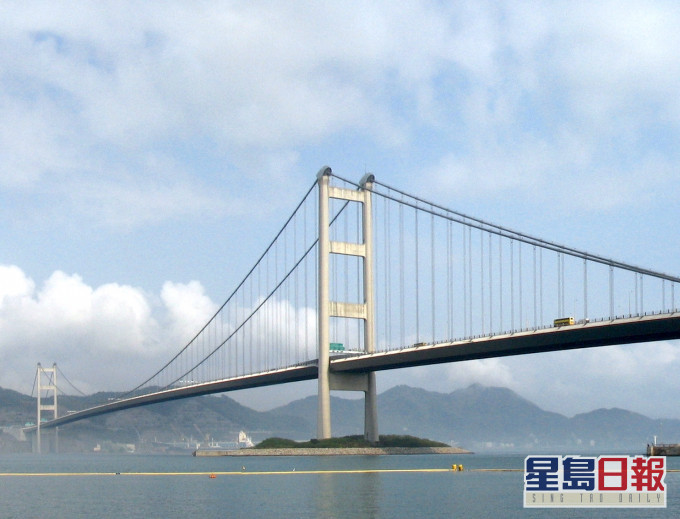 政府建议修例放宽青马大桥通航高度限制。资料图片