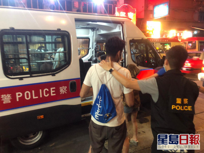 涉案男女被帶署調查。
警方提供