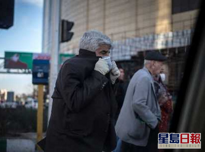 伊朗当地市民戴上口罩。新华社