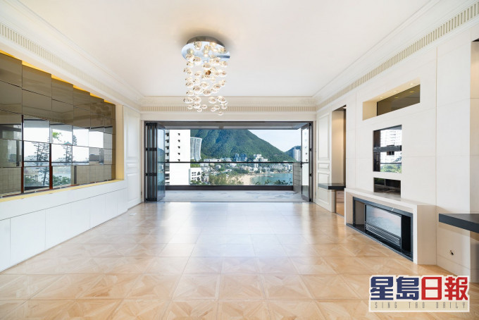 這是淺水灣麗景園低層單位,面積2049方呎,設有特大海景露台。