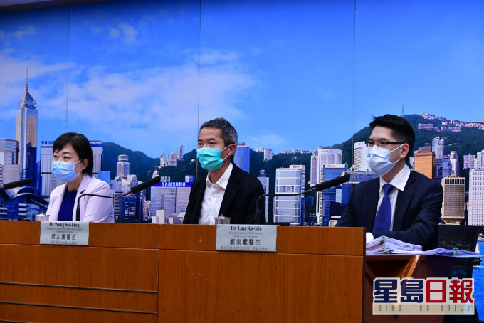衞生署衞生防護中心總監黃加慶(中)
