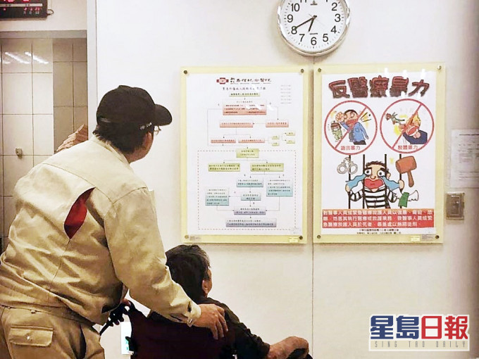 兒子推着坐在輪椅上的失智媽媽到醫院求診。網圖