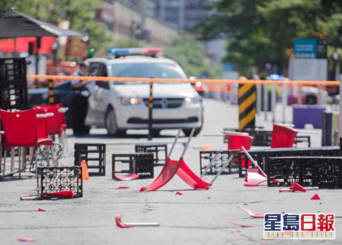 現場是蒙特利爾鬧市新月街和凱𢜈琳街交界處。AP