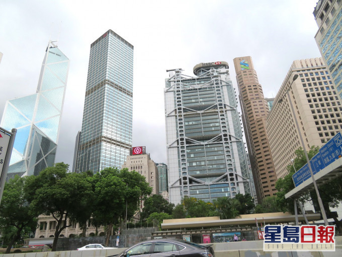 多间银行调整分行营业时间。资料图片