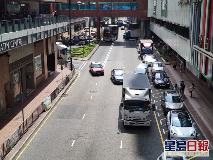 警方派出流動攝錄隊打擊違例泊車。