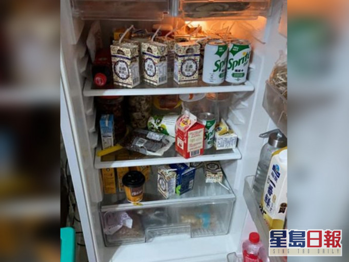 饮品空盒塞入雪柜,令人费解。