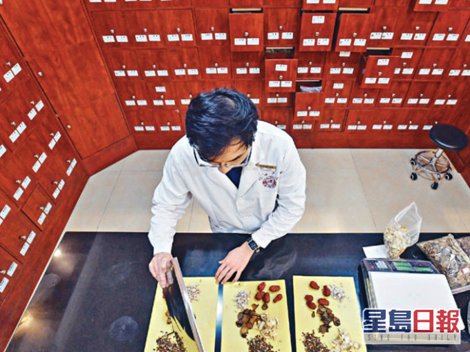 醫院管理局計劃在全港18區部分中醫診所推出試驗計劃,試行為新冠肺炎康復者提供復康方案。 資料圖片