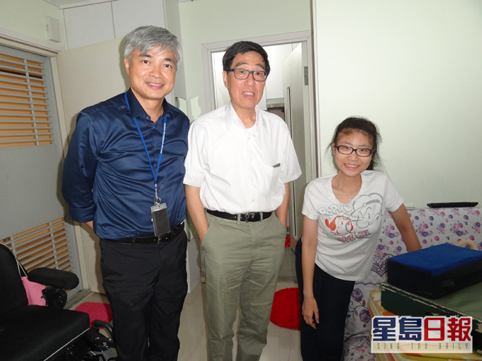校長郭位教授 (中)與輔導長郭致偉博士探訪美淇。 城市大學網站