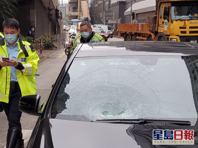私家车的车头玻璃被撞至破裂。