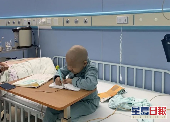 患白血病的小宇在病房治疗期间,仍坚持学习做家课。网图