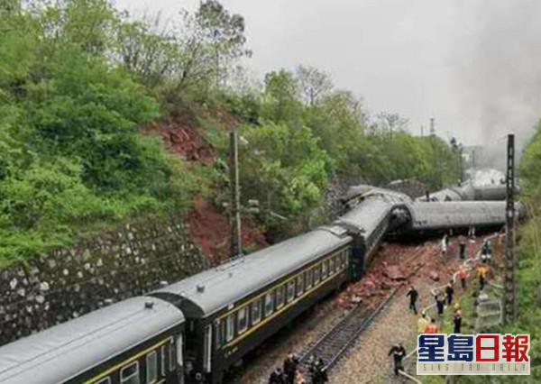 受连日降雨影响，京广线马田墟至栖凤渡站发生泥石流，令一列火车出轨。(网图)