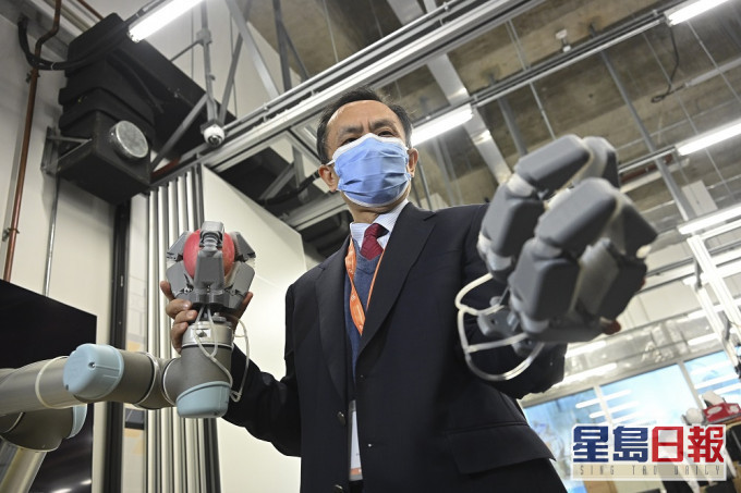 中心主任、中大天石機械人研究所所長劉雲輝表示,以AI機械人取代人手可減省約8成成本。李睿哲攝