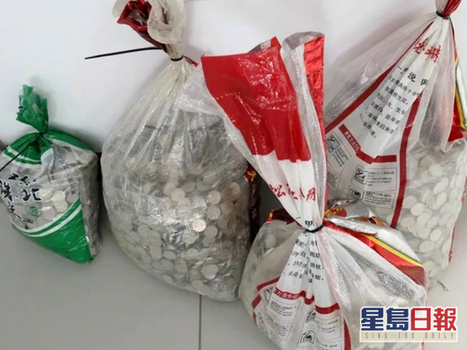 老闆不滿判決拿兩萬硬幣清償欠薪。(網圖)