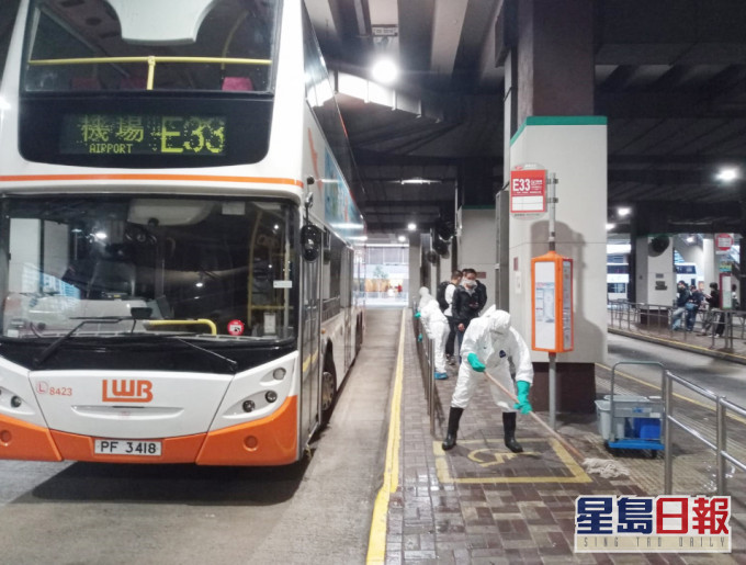 龍運於屯門市中心總站進行消毒工作。 龍運提供