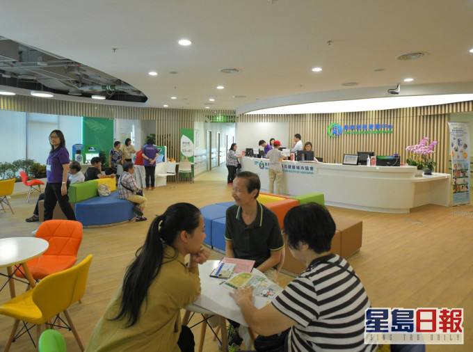 議員指,政府重開時改為預約制,質疑未能協助市民抗疫。 資料圖片