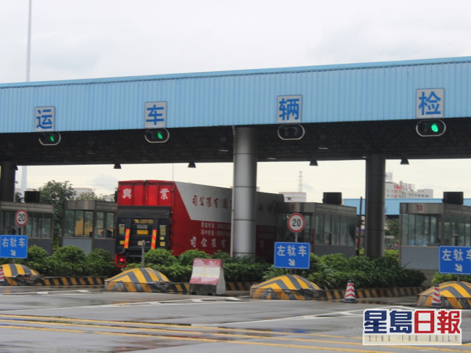 完成接種兩劑疫苗滿14天的跨境貨車司機可獲逐步放寬現時每天的核酸採樣要求。資料圖片