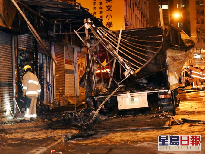 涉事貨車嚴重焚毀,密斗左邊只燒剩鐵製框架。