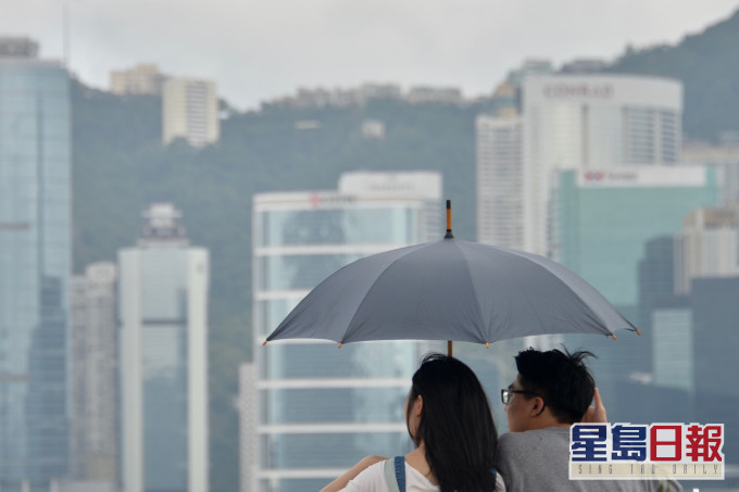 天文台预料本港地区今日早上大致多云,有一两阵微雨及薄雾。资料图片