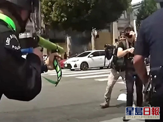 美國洛杉磯一名示威男子控告警方對準其睾丸開槍,致身心受創。(影片截圖)