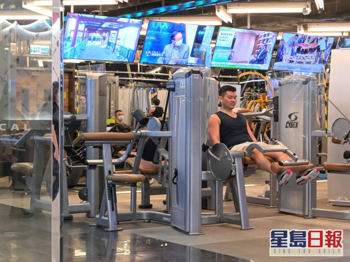 健身中心連教練在內,每一小組訓練或課堂可以有不多於16人。