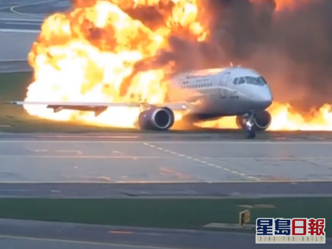 俄客機迫降起火影像公開,機長操作失誤致41人死亡遭起訴。(網圖)
