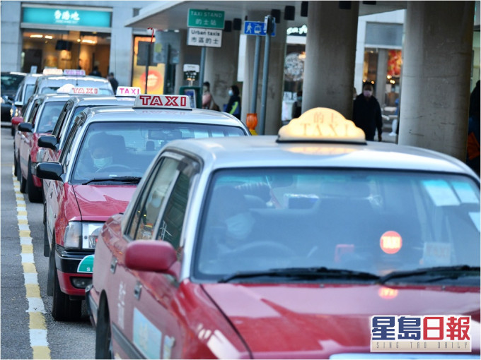 「紅的」司機趕東涌區內客搭「藍的」惹起網民熱議。資料圖片