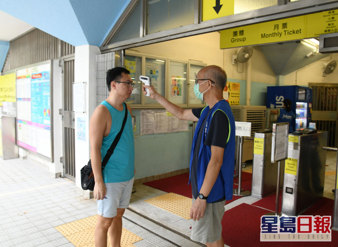 本港近日爆发第三波新冠肺炎疫情,康文署周四宣布调低公众泳池入场人数,有本地游泳教练忧心疫情再度恶化,令泳池再度关闭。资料图片