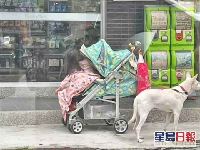 台灣有網民發現有家長獨留女童於店外，擔心會發生意外。FB群組「爆廢公社二館」圖片