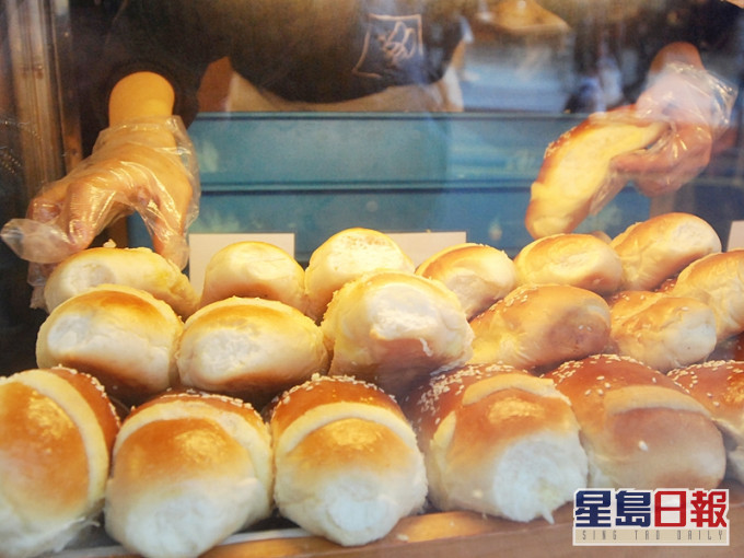 港男麵包店重遇神隱多年的中學同學,發現對方任職該店的收銀員,惟怕尷尬未有相認。資料圖片(示意圖)