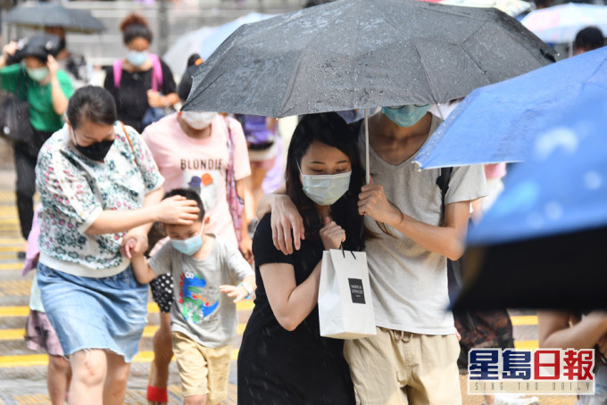 天文台预测,今明两日骤雨会逐渐增多及有狂风雷暴,风势颇大。 资料图片