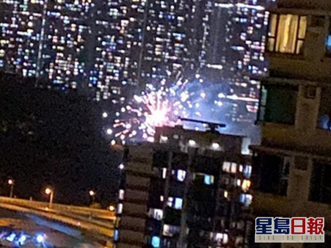 凌晨有人在將軍澳雍明苑對開一條跨海天橋上大放煙花。