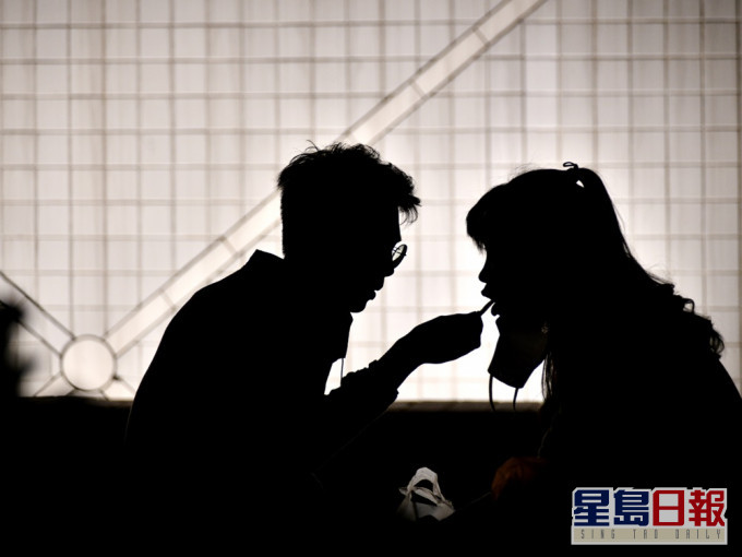 一名大学生于网上大呻被父亲禁止与女生单独出街。资料图片