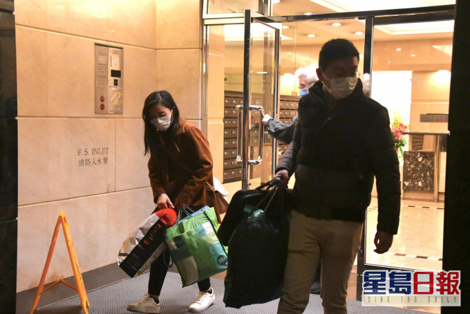太古城有居民收拾物品離開。