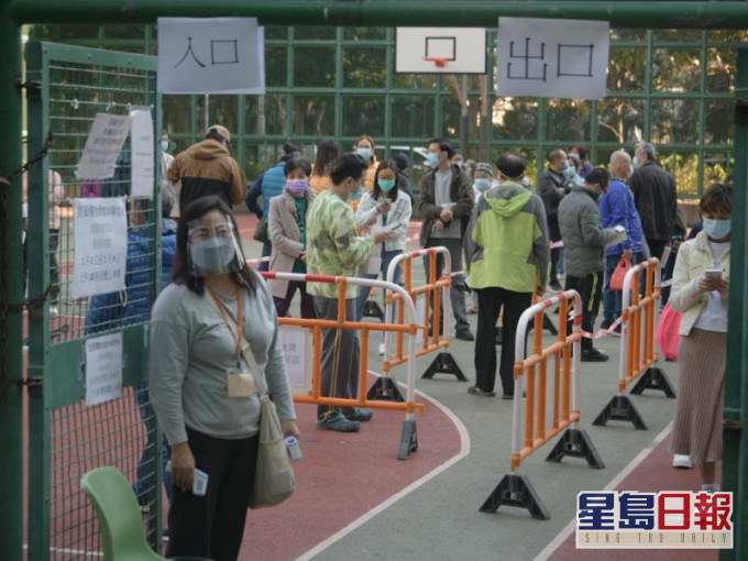 大批居民排队检测。