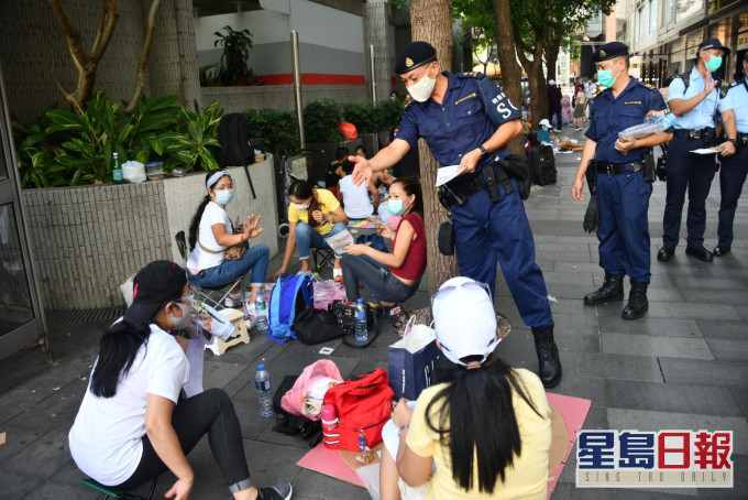 警方不時派員巡查外傭聚集情況。資料圖片