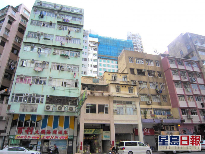 由「铺王」邓成波持有的太子基隆街一篮子旧楼物业，以意向价4.5亿标售。