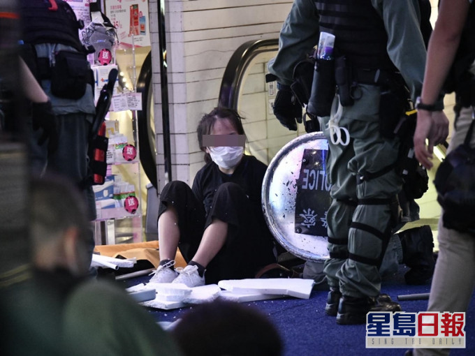 有女子被捕。