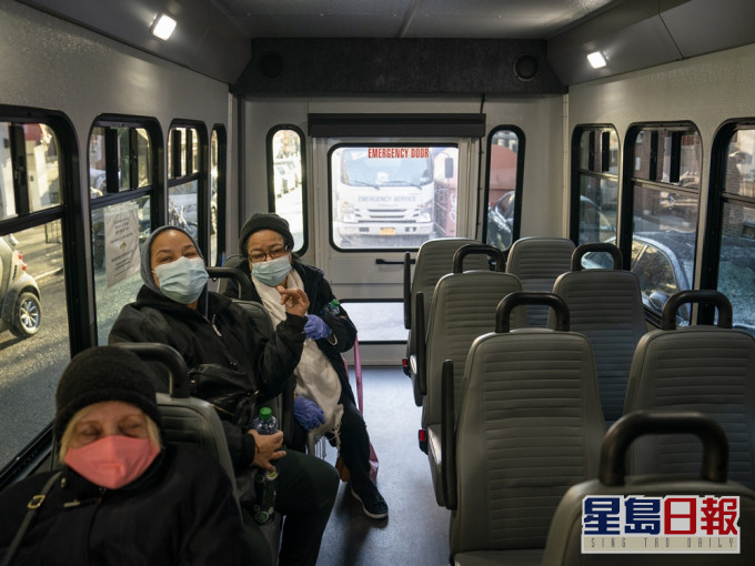 美國強制全國市民乘搭公共交通工具時,必須佩戴口罩。AP資料圖片
